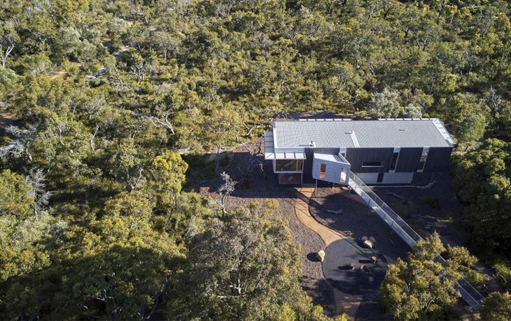 Wildnerness house featuring roofing and cladding made from COLORBOND steel