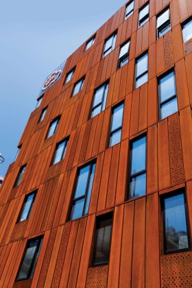 The cladding, made from REDCOR® weathering steel in the steel grade HW350A, was also chosen to give the building a striking identity, and for its low maintenance requirements. 