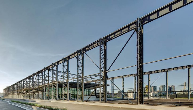 Roof structure of curved tubular steel trusses and purlins made from BlueScope steel and Fielders ARAMAX® profile roof made from aluminium